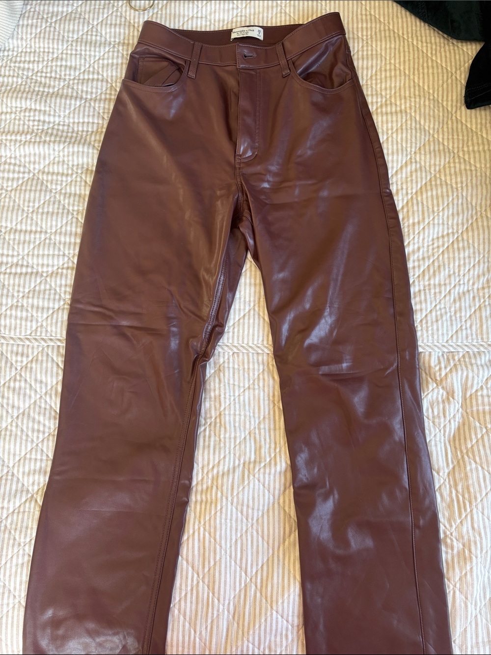 Slim Faux Leather-Look Woman’s Pants in Brown/Maroon Color